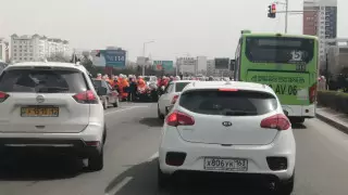 200-ге жуық жұмысшы Ақтаудың орталық көшесін жауып тастады