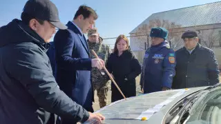 Мәжіліс депутаттары су басқан өңірлерге барып, көмек көрсетіп жатыр