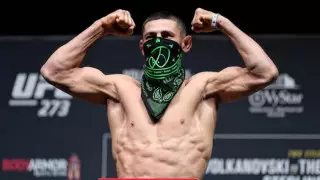 Чимаев алғашқы жеңілісіне жақын еді, бірақ UFC 273 шешімімен қарсыласын жеңді