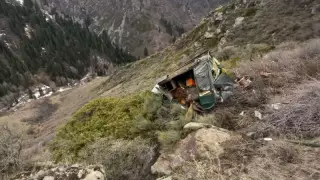 Алматы облысында жүк көлігі шатқалға құлап кетті. Бір адам мерт болды