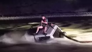 Талдықорғанда ер адам өзенді көлікпен кешіп өтпек болып, суда тұрып қалды