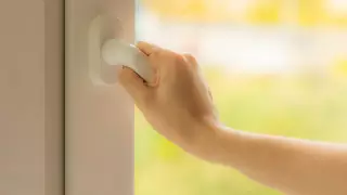 Қарағандыда төрт жасар бала терезеден құлап кетті