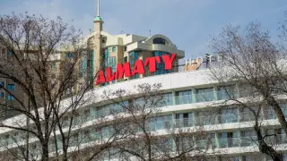 Айнадағы қыздар жалаңаш