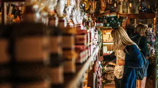 Бетпердені міндетті түрде киюді тоқтатқан елдер аталды