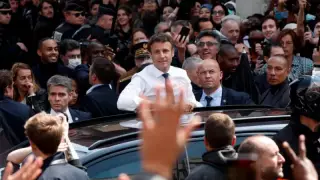 Франция президенті халықпен кездесуінде күтпеген жағдай болды