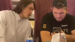 Қазақстандық полиглот жігіт Хабиб Нурмагомедовке араб тілін оқытады