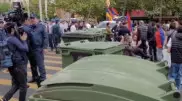 Ереванда митингке шыққандар орталықты қоқыс жәшіктерімен жауып тастады