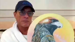 Қазақстандық танымал суретші Жан-Клод Ван Даммға картинасын сыйға тартты