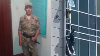 Нұр-Сұлтанда қызды аман алып қалған ер адамның отбасын шекарашылар құттықтады