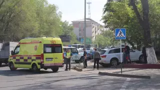 Павлодарда жүргізуші жаяу жүргіншіні қағып, ағашқа соғылды