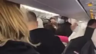 Жолаушылар Крит аралына қонған ұшақ пилотын ұрып-соқты