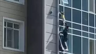 Нұр-Сұлтанда 8-қабаттан құлай жаздаған қызды құтқарған үшінші жігіт табылды