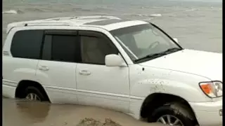 Ақтауда жол талғамайтын көлік жүргізушісі жағалауға кіріп, теңізден шыға алмай қалған