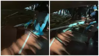 Шымкенттік жанкүйер опырылған шатыр астынан Қазақстан туын алып шықты