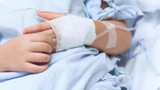 Атырауда екінші қабаттан құлаған екі жасар баланың жағдайы ауыр