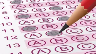 Миниқұлаққаппен кірген. ҰБТ-дағы түлектің қулығы видеоға түсіп қалды