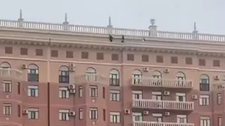 Ақтауда тұрғын үй төбесінде ойнап жүрген балалар видеоға түсіп қалған