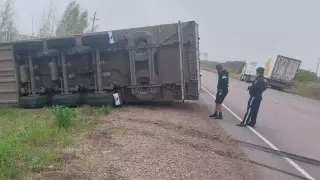 Солтүстік Қазақстан облысында чипстер тиелген жүк көлігі аударылды