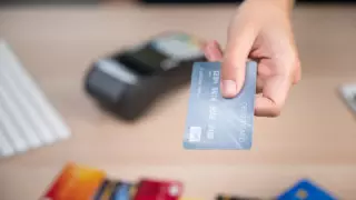 Қазақстандық банктер санкциядан қорқып, ресейліктерге карта беру ережесін күшейтті