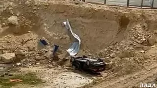 Ақтауда Mercedes Benz көлігі құрылыс шұңқырына құлап кетті