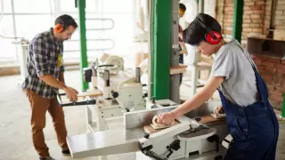 Ресейліктердің келуі Қазақстан еңбек нарығына қалай әсер етеді? Министр жауап берді