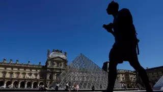 Луврдың экс-басшысына музей мұраларын сатты деген айып тағылды