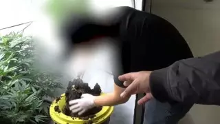 Ақтөбеде есірткі зертханасын ашқан адамды ұстау сәтінің видеосы жарияланды