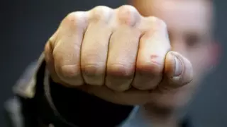 Шымкентте ер адам жұрттың көзінше әйелін соққыға жықты