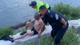 Семейде бөренеден ұстанып, суда ағып бара жатқан ер адам құтқарылды