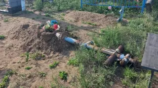 БҚО-да бастауыш сынып оқушылары зират ескерткіштерін қиратып кеткен