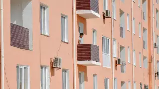 Оралда шенеуніктер пәтерлерді заңсыз беріп, кезекте тұрғандарды баспанадан айырған