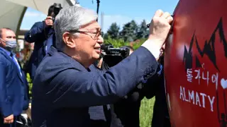 Тоқаев Алматы символына қолтаңбасын қалдырды