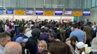 Алматы әуежайындағы ұзын сонар кезек видеоға түсірілді