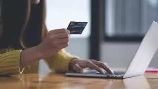 "Арбауына 21 тұрғын түскен". Шымкенттіктерді пәтер алып беремін деп алдаған әйел сотталды