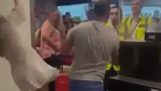 Мас жолаушының әуежай қызметкерлеріне жұдырық ала жүгіргені видеоға түсіп қалды