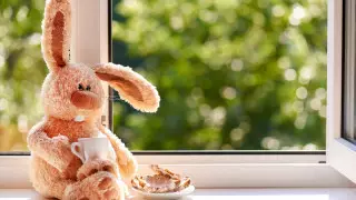 Атырауда бес жасар егіз қыз терезеден құлап кетті