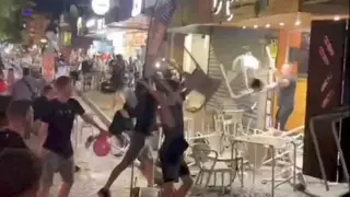 Туристер курортта жаппай төбелесіп, терезені орындықпен сындырды