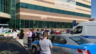 Нұр-Сұлтандағы сауда үйінде ер адам әйелін кепілге алған