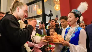 Уимблдон жеңімпазы Елена Рыбакина елге оралды