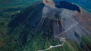 Селфи жасамақ болған: америкалық турист жанартауға құлап кетті