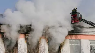 "Бірден кетіп қалды". Атырауда пәтері өртенген тұрғындар өртсөндірушілерді айыптады