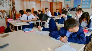 Нұр-Сұлтанда мектеп оқушылары бірыңғай форма киеді