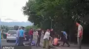 Алматыда жолда төбелес шығып, екі адам соққыға жығылған