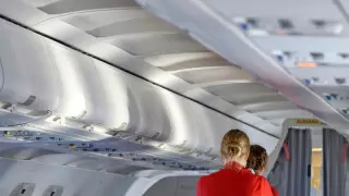 Ұшақта не істеуге болмайды: бортсеріктен 10 кеңес