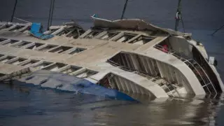 Индонезияда круиз лайнері суға кетті: 13 адам іздестіріліп жатыр