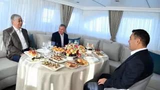 Тоқаев, Жапаров және Мирзиеев Ыстықкөлде бейресми кездесу өткізді