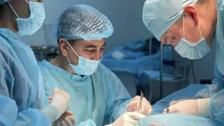 Атырауда бір жасар баладан алманың көлеміндей алты ісік алынды