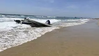 Ұшақ демалушылардың көз алдында мұхитқа құлады