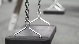 Оралда 13 жастағы бала әткеншекке отырамын деп екі саусағынан айырылды