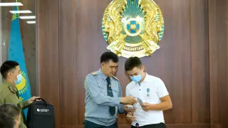 Алматыда жетінші қабаттан құлай жаздаған баланы құтқарған студент марапатталды